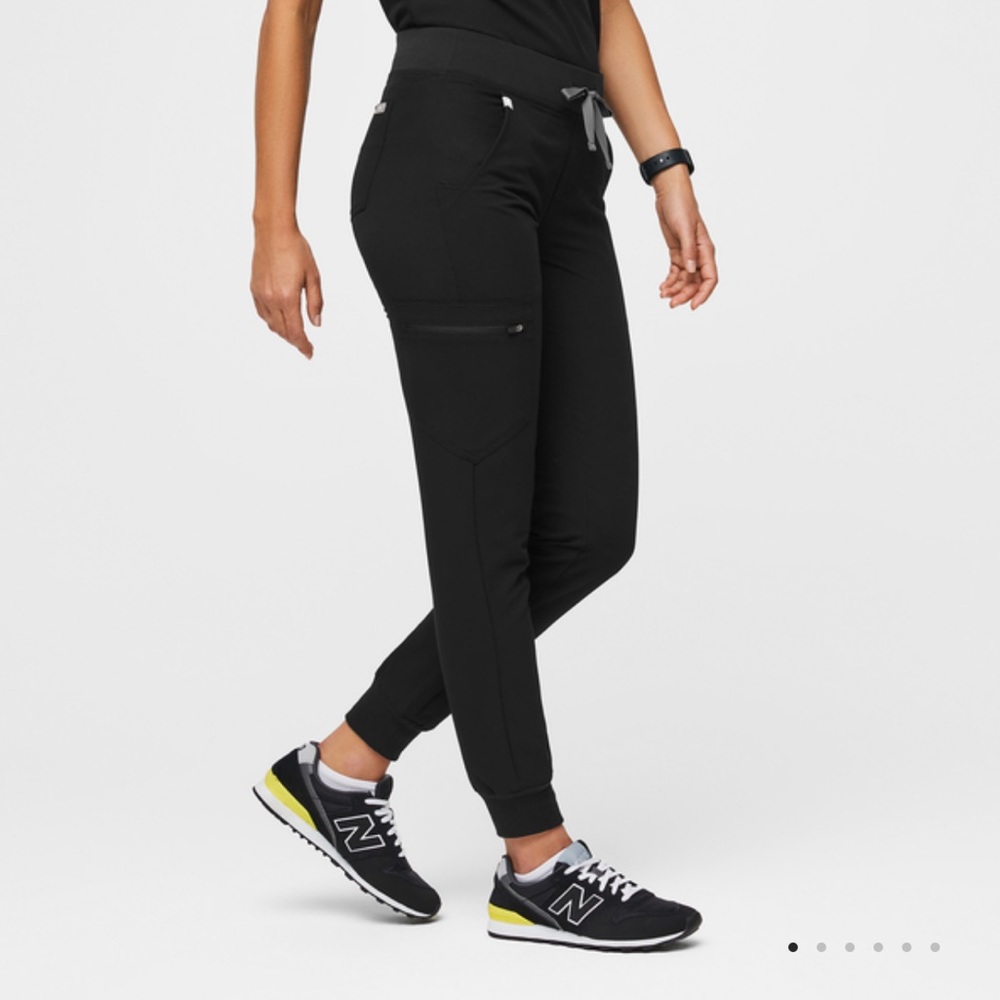 FIGS Zamora joggers scrub pants - black.